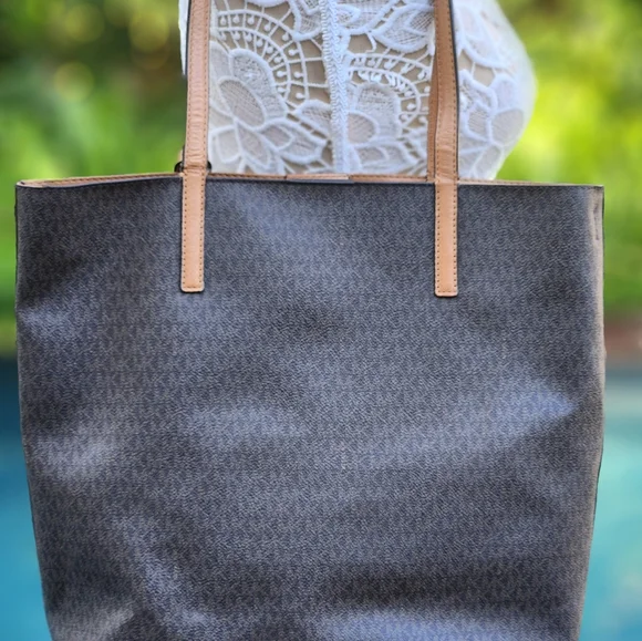 Michael Kors large Autograph Hayley tote-  Shoulder and Crossbody style - Picture 4 of 9